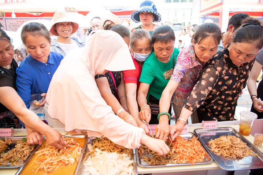 图为群众正在品尝特色美食