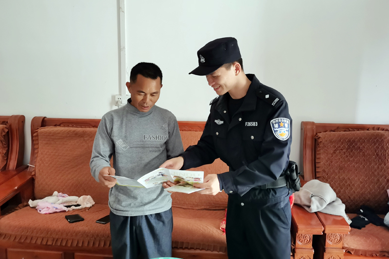 工作人员给村民讲解禁毒知识