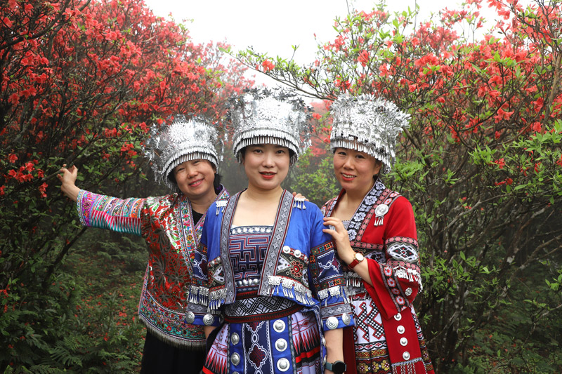 三名游客穿民族服裝拍照