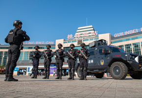 桂林市公安局巡特警在桂林北站定点执勤。