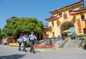 桂林市公安局白龙派出所民警在辖区靖江王府步巡。
