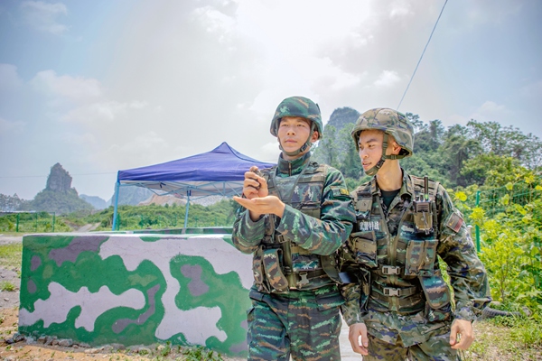 安全员紧跟参训官兵确保安全。