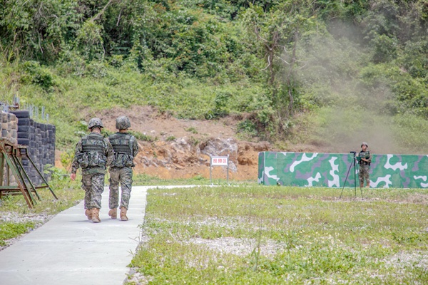 武警官兵走向投掷区。
