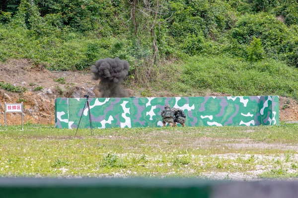 手榴弹实投实爆现场。