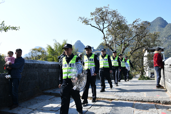 村辅警在村里开展日常巡逻。桂林市公安局供图