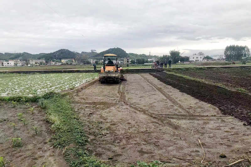 耕地提质改造项目正在进行春耕前犁耙工作