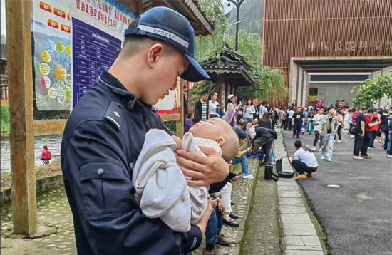 民警化身临时“奶爸”为群众照顾小孩。桂林市公安局供图