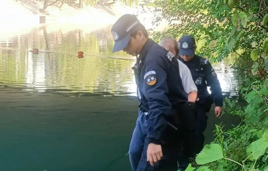 民警救助落水老人。桂林市公安局供图