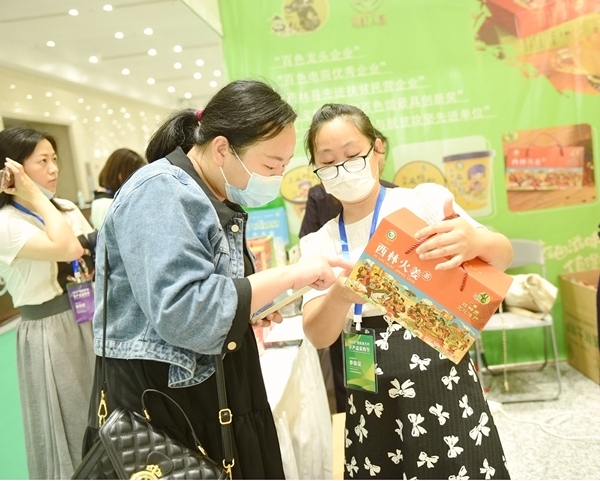 向客商介紹西林火姜。黃燕群攝