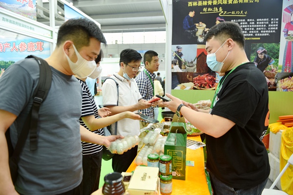 西林名特優農產品銷售火爆。黃燕群攝
