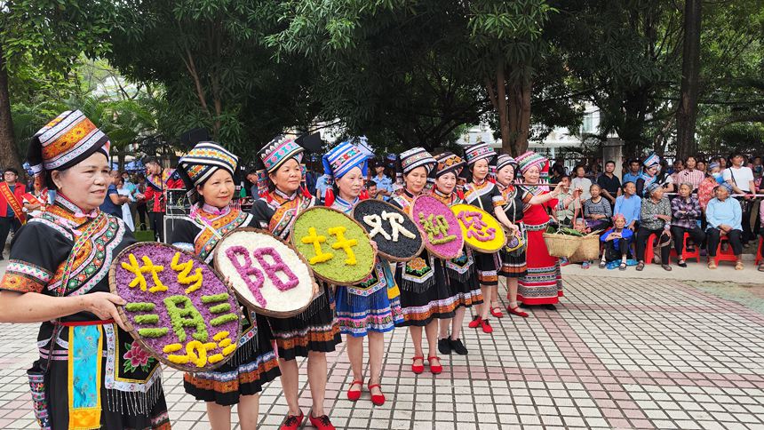 壮家人民用五色糯米迎接游客。