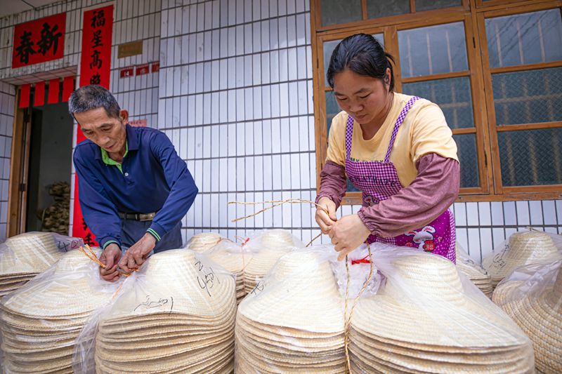 村民正在打包草帽成品,准备发往外地
