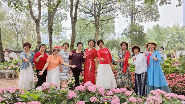 众多游客前来赏花。