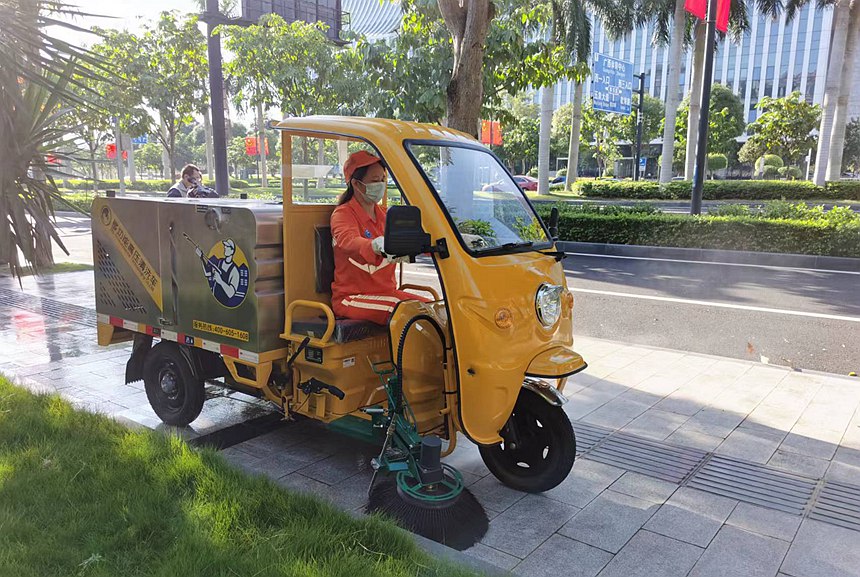 环卫工人利用小高压冲洗车作业后，大大提高了工作效率。