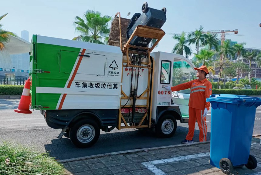 新能源四轮侧挂桶车在作业过程中做到垃圾不落地、运输全密闭