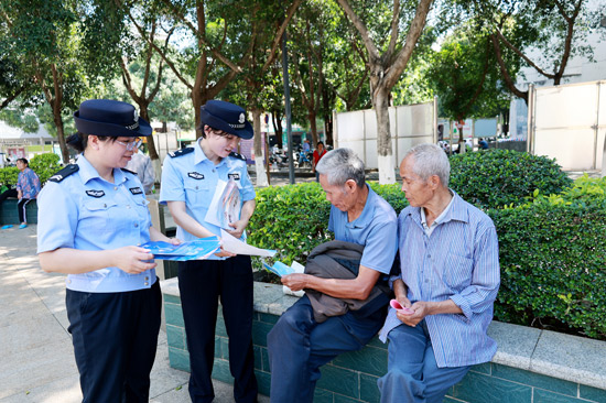 民警向老年人宣传发放宣传单  潘承毅摄