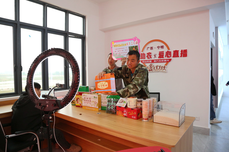 图为“花山靓货”展销中心直播带货现场。摄影：孔思君
