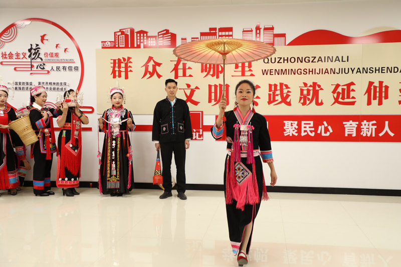 瑶族服饰展示。刘冰摄
