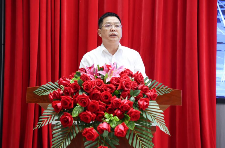 广西能汇投资集团有限公司党委书记、董事长骆正义致辞。广西电力职业技术学院供图