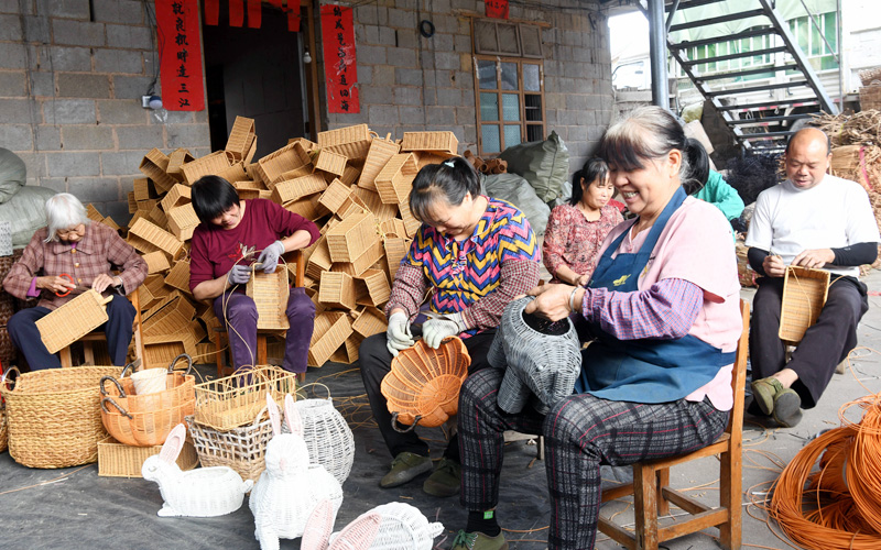 松山镇寻阳村的村民在编织工艺品