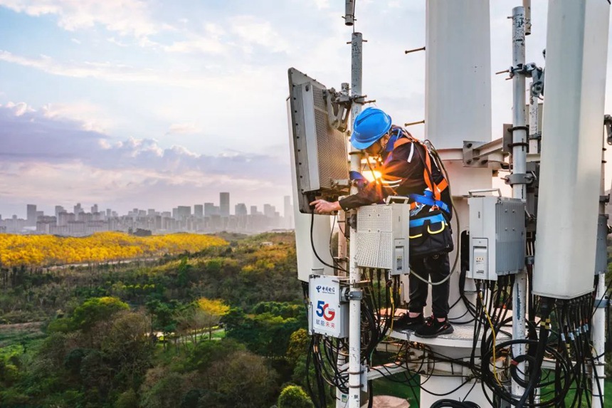 中国电信南宁分公司云网工程师在旅游景区安装调测5G基站。广西电信供图