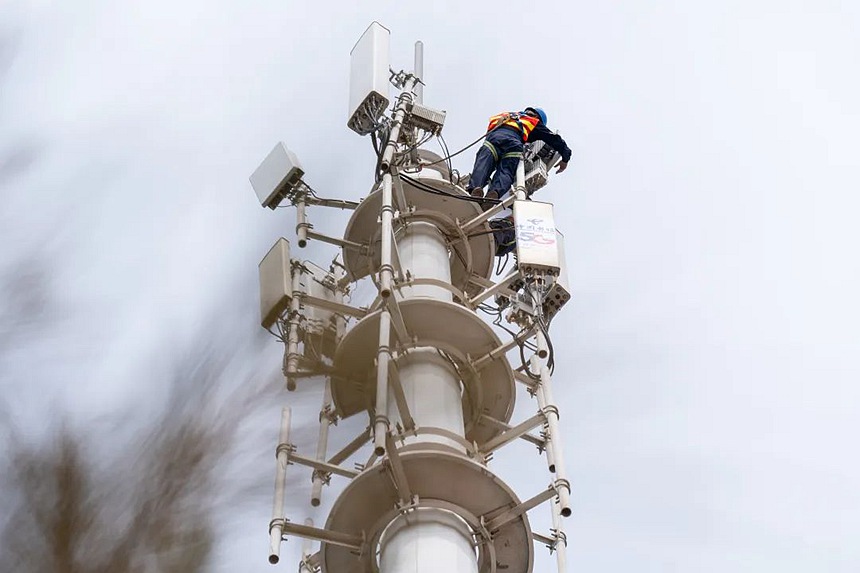 中国电信钦州分公司员工在钦州市钦南区尖山镇沙井港安装调测5G基站设备。梁其琛摄