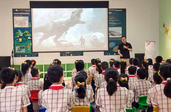 古生物学者、科普作家、“恐龙达人”邢立达正在进行“遇见恐龙”科普知识讲座。记者张芳摄