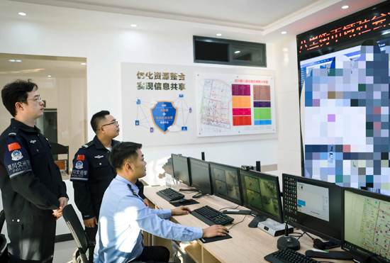 民警开展视频巡查。桂林市公安局供图