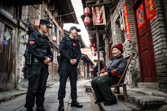 走进群众开展走访入户工作。桂林市公安局供图