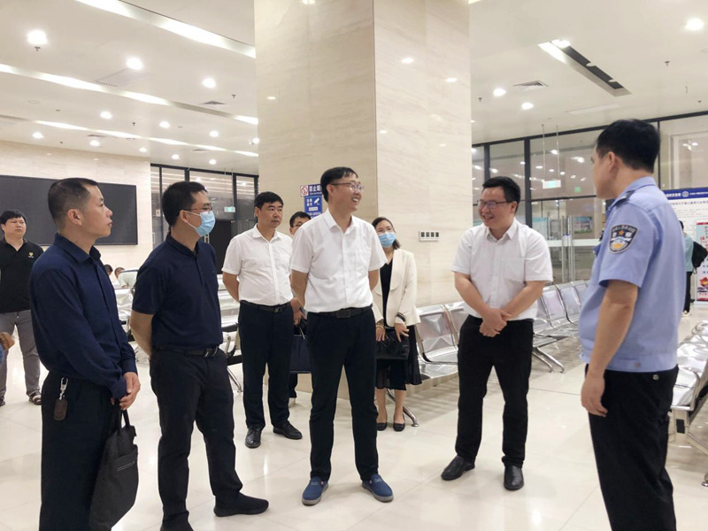白冰冰（前排左三）一行在凭祥市政务服务中心调研。崇左市大数据发展局供图