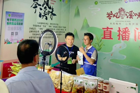 主播与驻村第一书记现场直播带货。广西商务厅供图