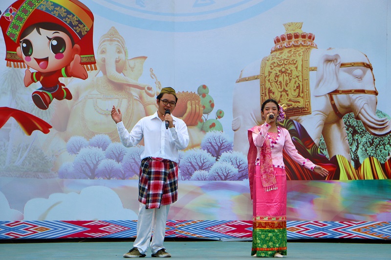 合唱《积攒思念》。张泳鸿摄