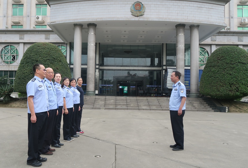 黄政带领监管支队民警开展日常训练