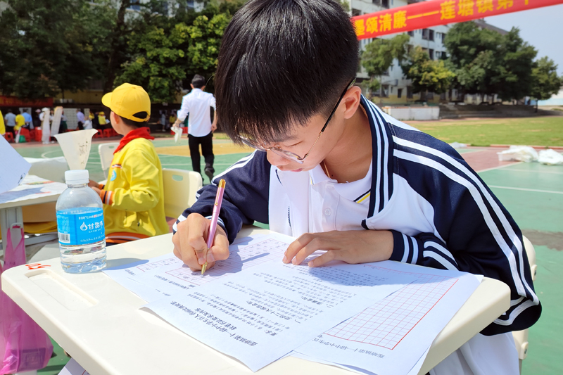 学生现场硬笔书写