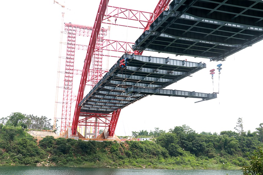 正龙红水河特大桥桥面格子梁吊装。广西路建集团供图
