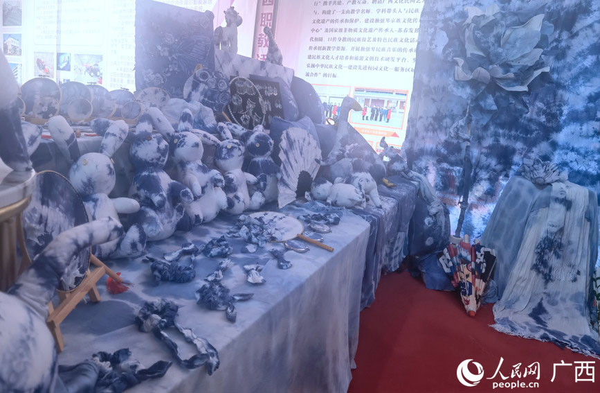 广西物资学校的扎染手工艺品展示。人民网记者 陈燕摄