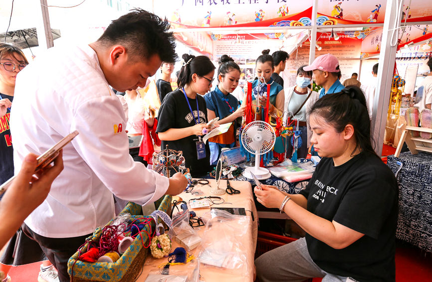 来宾职业教育中心学校学生展示的民族风手工小饰件让人爱不释手。罗仁维摄