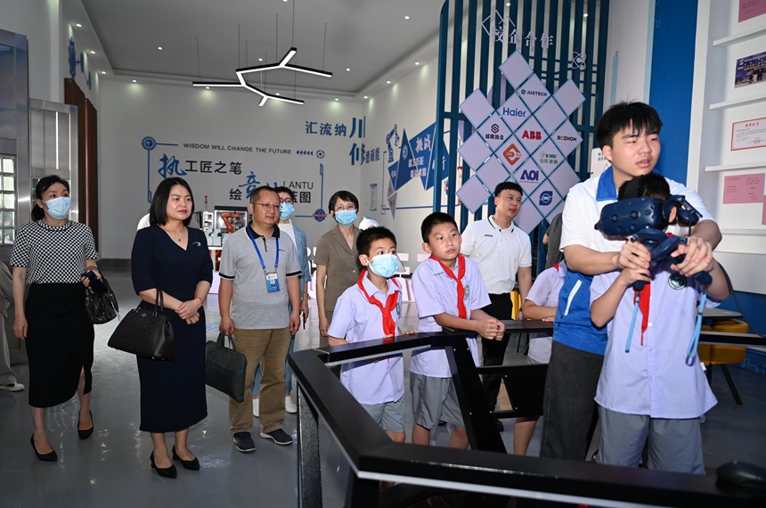 参观产业学院。李海华摄