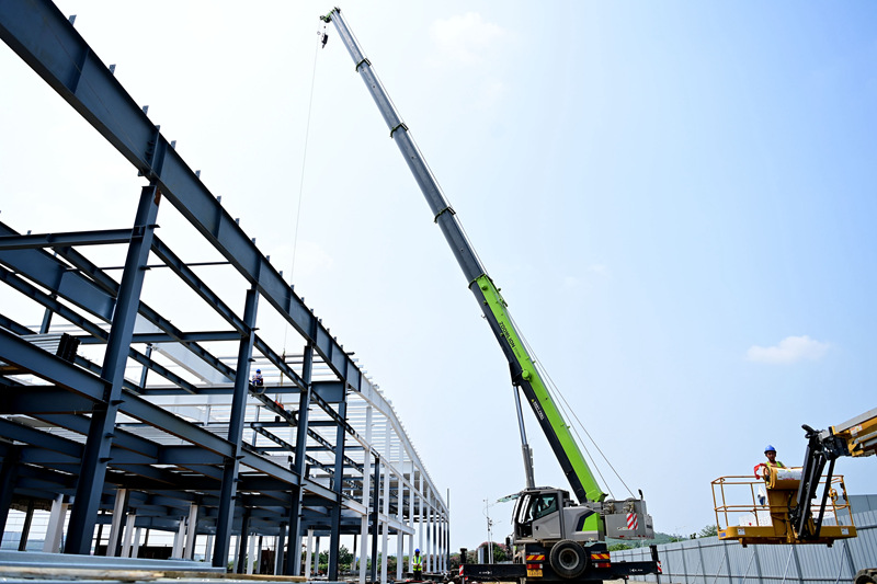柳州市宝骏基地纯电平台智能制造产线项目钢结构吊装施工现场。黄蕊摄