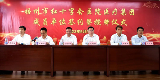 授牌仪式现场。潘起摄