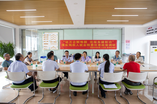 荔浦市稅務局聯合人社、醫保、殘聯等部門，走進廣西桂林華海家居用品有限公司開展“訪萬企解難題-優服務建新功”落實殘疾人就業稅費優惠政策調研活動。張家佳攝