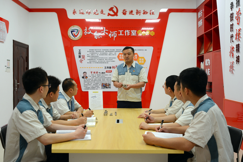 维修组内训师开展订单式教学。周珂全摄