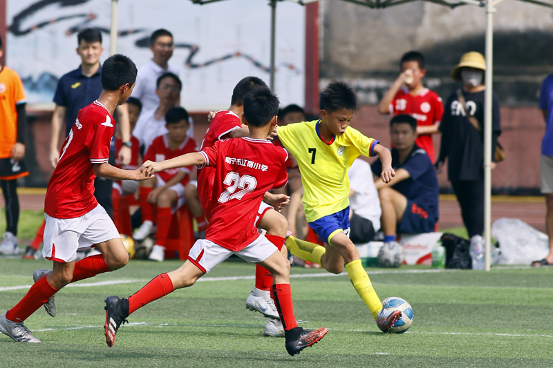 桃花源小學男子足球代表隊參加南寧市“千裡杯”校園足球決賽。肖時劍攝