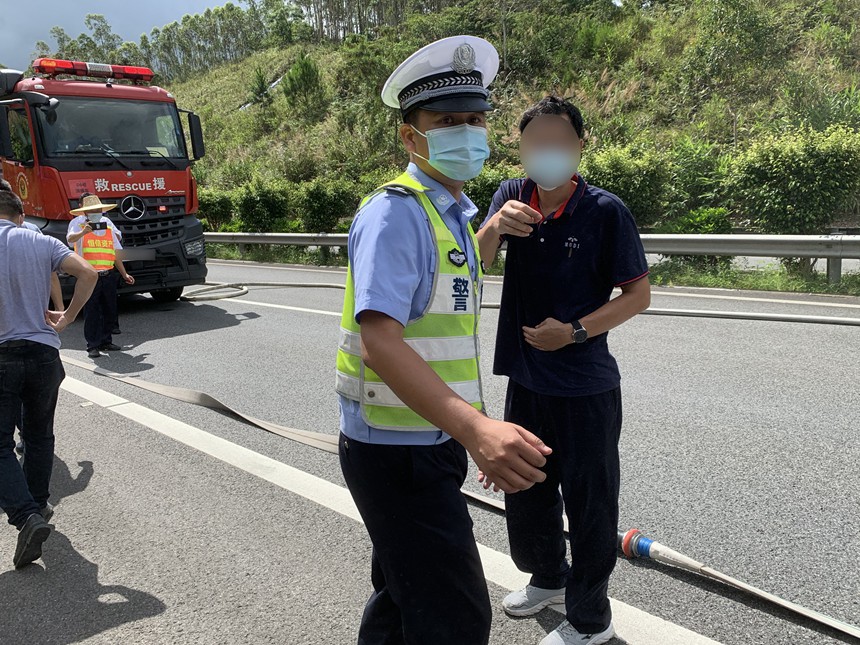 裴朝彬现场处置交通事故