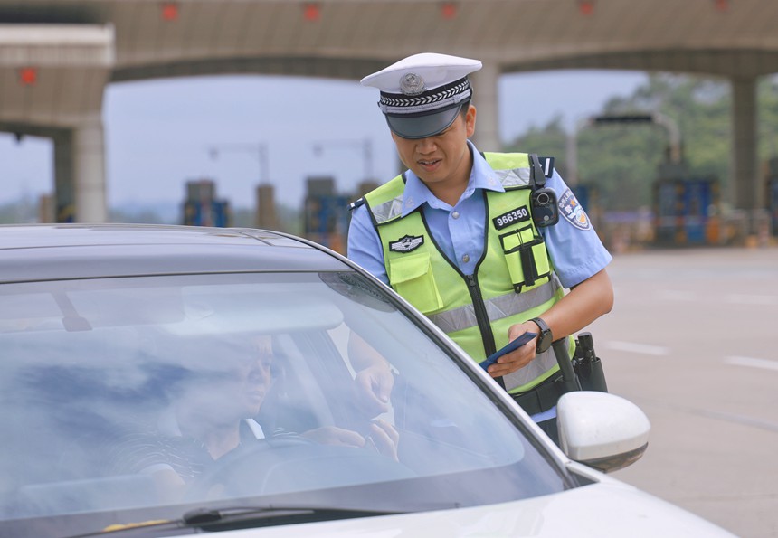裴朝彬仔细检查过往车辆