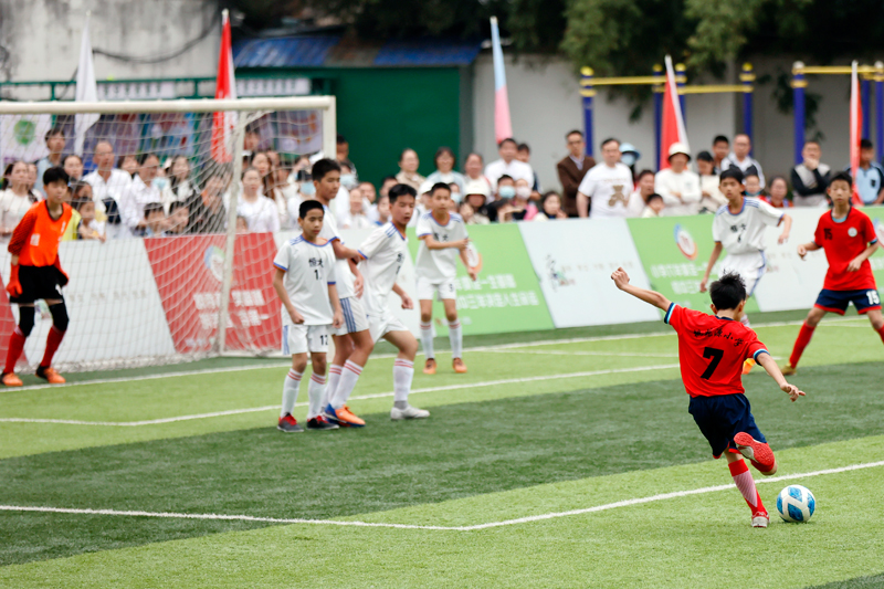 桃花源小学足球代表队参加西乡塘区校园足球决赛。肖时剑摄