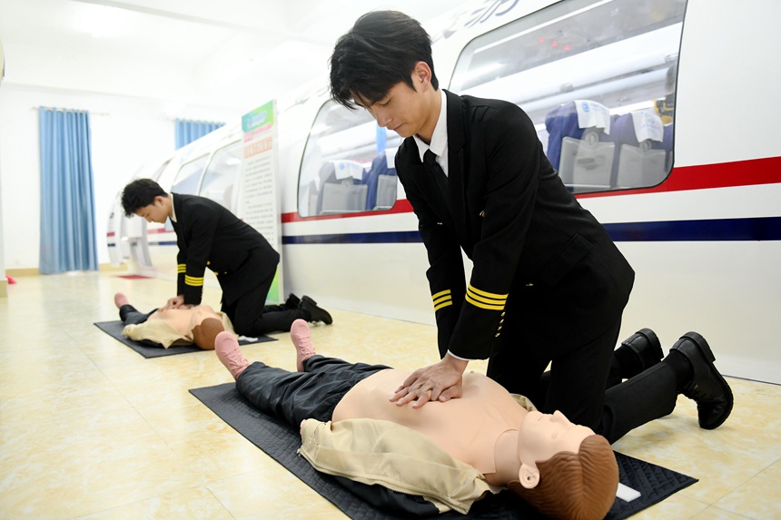 空乘专业技能展示。刘政和摄