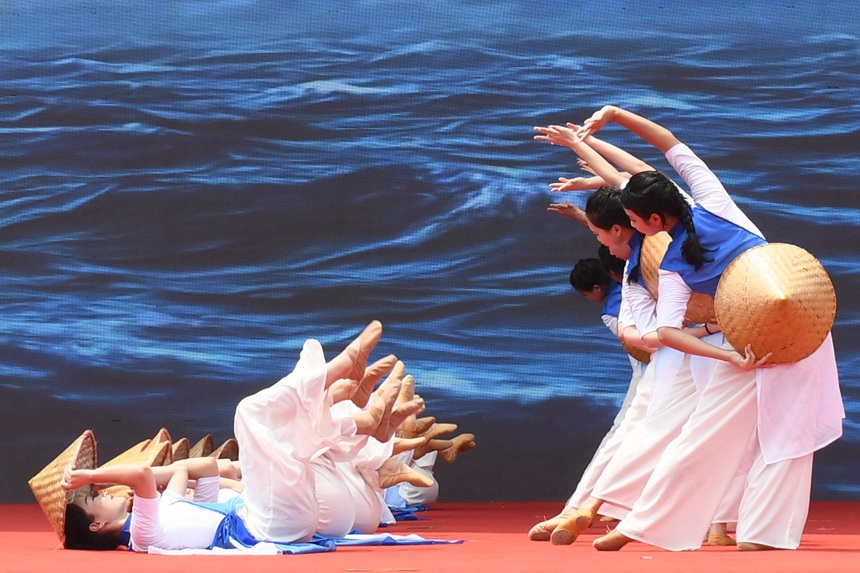 學院藝術團在廣西職教周啟動儀式上表演舞蹈《盼歸》。劉政和攝