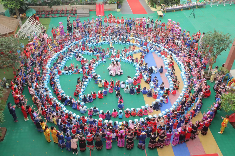憑祥市第一幼兒園舉辦“踐行黨的二十大，童心歡度三月三”主題活動，現場山歌縈繞，一片歡騰。
