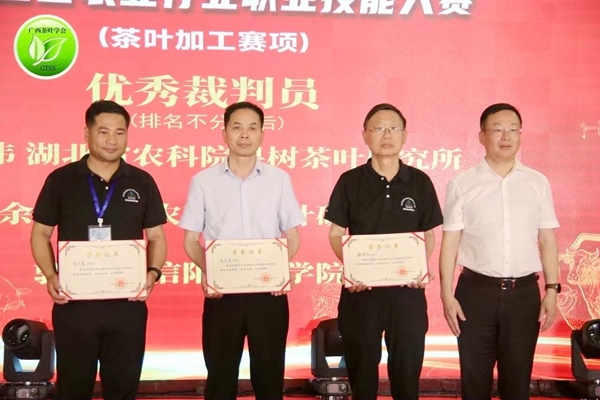 优秀裁判员获奖者合影。